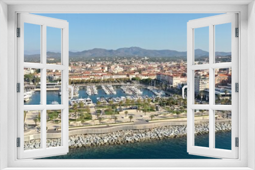 Fototapeta Naklejka Na Ścianę Okno 3D - survol du port de plaisance de Saint-Raphaël dans le Var et de la plage
