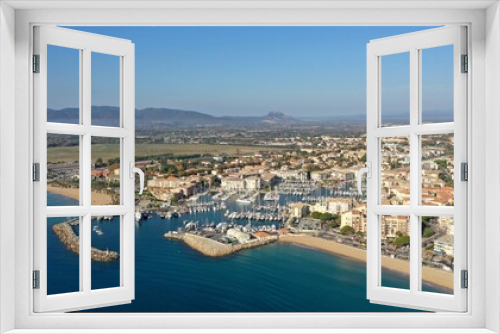 Fototapeta Naklejka Na Ścianę Okno 3D - survol du port de plaisance de Saint-Raphaël dans le Var et de la plage
