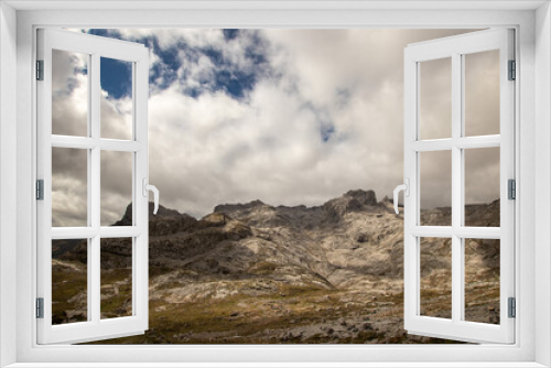 Fototapeta Naklejka Na Ścianę Okno 3D - Hiking in the Picos de Europa, Spain