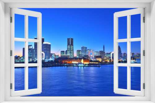 Fototapeta Naklejka Na Ścianę Okno 3D - 横浜市大桟橋から見る横浜みなとみらいのマジックアワーの夕景