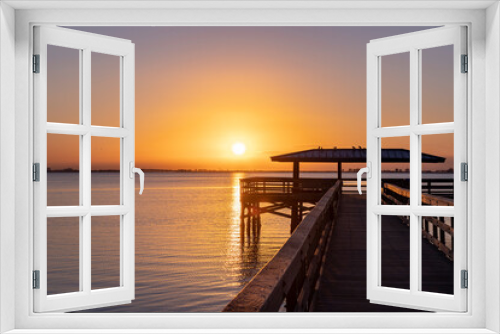 Fototapeta Naklejka Na Ścianę Okno 3D - Sunrise over the pier in Safety Harbor, Florida reflecting in Tampa Bay.