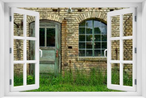 Fototapeta Naklejka Na Ścianę Okno 3D - Holztür und Sprossenfenster der denkmalgeschützten historischen Schmiede in Prenden