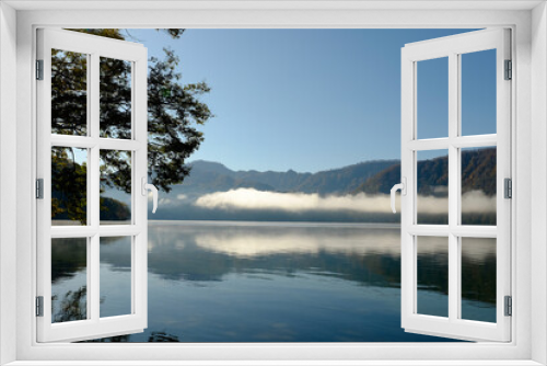 Fototapeta Naklejka Na Ścianę Okno 3D - 山の湖の朝