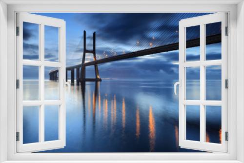 Fototapeta Naklejka Na Ścianę Okno 3D - Nascendo o dia na ponte iluminada
