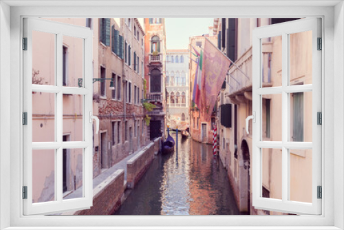 Fototapeta Naklejka Na Ścianę Okno 3D - narrow canal in Venice with gandola