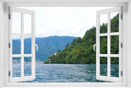 Fototapeta Naklejka Na Ścianę Okno 3D - Villa del Balbianello vista da una barca sul lago di Como.