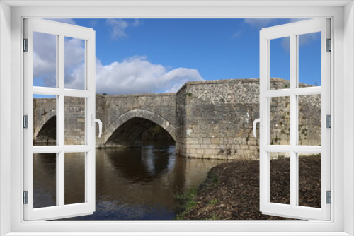 Fototapeta Naklejka Na Ścianę Okno 3D - Le vieux pont sur la rivière Gartempe, pont en pierre du 13eme siècle, village de Saint Savin sur Gartempe, département de la Vienne, France