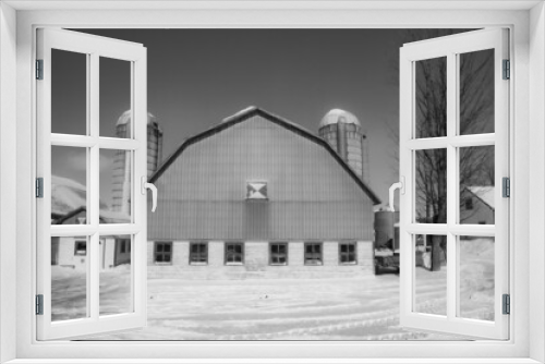 Fototapeta Naklejka Na Ścianę Okno 3D - Old barn in a winter countryside landscape in Quebec, Canada