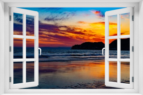 Fototapeta Naklejka Na Ścianę Okno 3D - Beautiful sunset seen from the beach