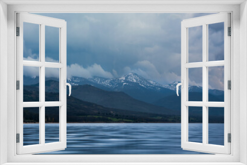 Fototapeta Naklejka Na Ścianę Okno 3D - Montañas en un lago