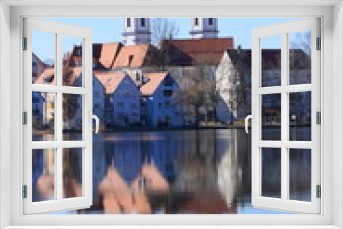 Blick auf den Ort Bad Waldsee. Die Türme der Stiftskirche spiegeln sich im Stadtsee