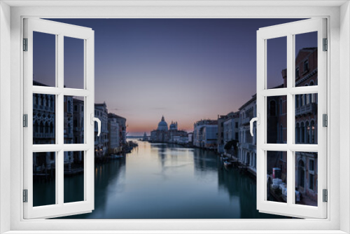 Fototapeta Naklejka Na Ścianę Okno 3D - View from Ponte dell'Accademia before Sunrise 