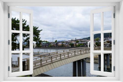 Fototapeta Naklejka Na Ścianę Okno 3D - 宇治川と橘橋の向こう岸の日本家屋の町並