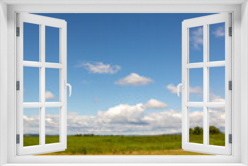 Fototapeta Naklejka Na Ścianę Okno 3D - 緑の草原と青空
