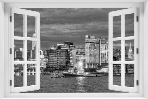 Fototapeta Naklejka Na Ścianę Okno 3D - New York City, United States - December 3, 2018: Sunset skyline of Midtown Manhattan as seen from a ferry boat tour around the city.