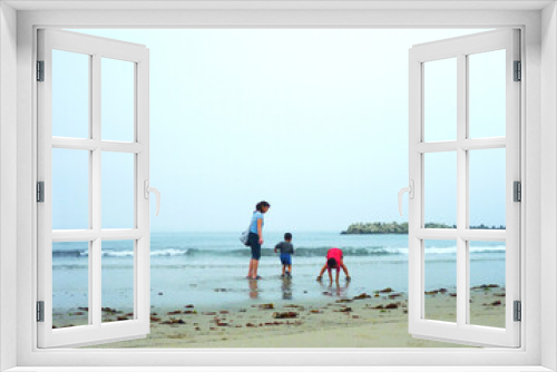 Fototapeta Naklejka Na Ścianę Okno 3D - キレイな海の波打際で遊ぶ子供Children playing on the shores of the beautiful sea
