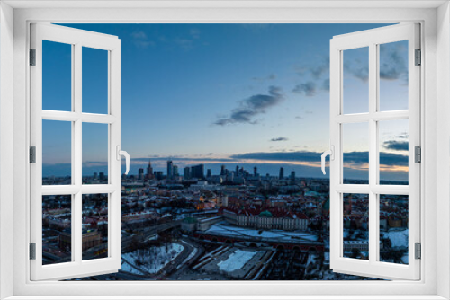 Fototapeta Naklejka Na Ścianę Okno 3D - Widok na zamek królewki i stare miasto w Warszawie z drona, w tle wieżowce, zaśnieżone dachy, zachód słońca