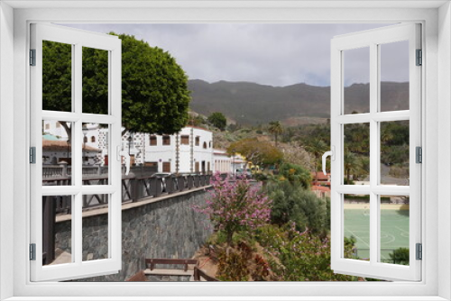 Fototapeta Naklejka Na Ścianę Okno 3D - Dorf mit blühenden Bäumen auf Gran Canaria