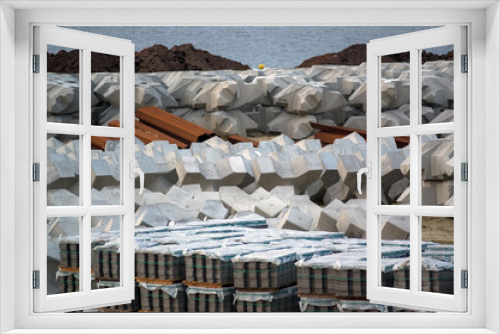Fototapeta Naklejka Na Ścianę Okno 3D -  Plac budowy materiały budowlane betonowe bloczki i stalowe pręty