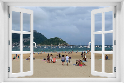 Fototapeta Naklejka Na Ścianę Okno 3D - People enjoying summer day at San Sebastian beach La Concha in Basque Country