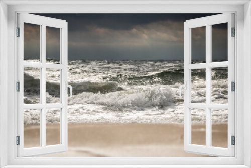 Fototapeta Naklejka Na Ścianę Okno 3D - Piękne morze Bałtyckie, duże fale rozbijające się o brzeg skał, falochrony i mola. Spacer brzegiem plaży latające mewy, statki pasazerskie.