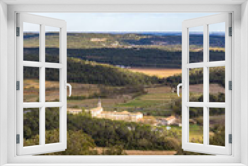 Vue sur le couvent de Notre-Dame des Champs près du village de Les Matelles depuis le Bois de Lèque (Occitanie, France)