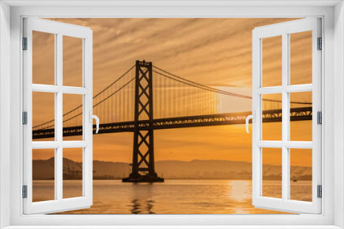 Fototapeta Naklejka Na Ścianę Okno 3D - San Francisco Bridge Backlit in the Morning During Golden Hour