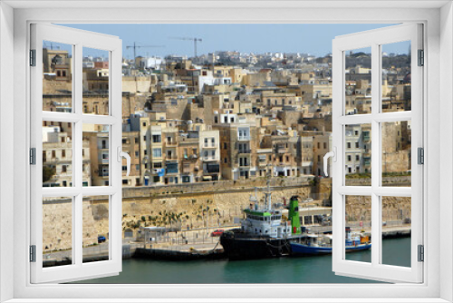 Fototapeta Naklejka Na Ścianę Okno 3D - La Valette, capitale de la République de Malte, vieilles façades du centre historique de la ville et bateaux de pèche ancrés 