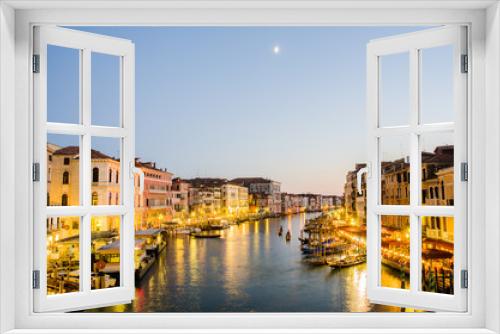 Fototapeta Naklejka Na Ścianę Okno 3D - VENICE, ITALY - JUNE 30: View from Rialto bridge on June 30, 201