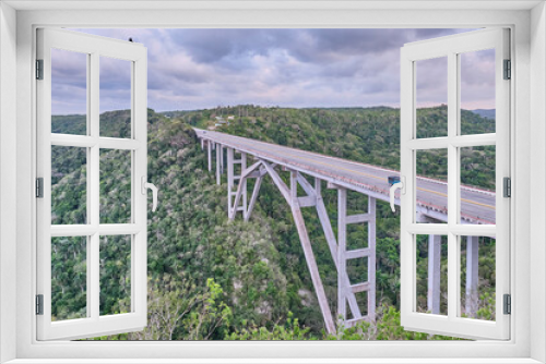 Fototapeta Naklejka Na Ścianę Okno 3D - The highest of Cuba Bacunayagua Bridge. Car moving along bridge.