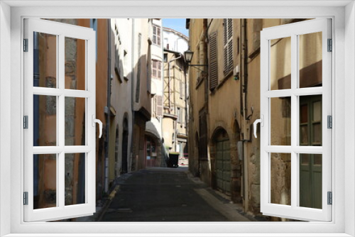 Fototapeta Naklejka Na Ścianę Okno 3D - Vieille rue typique, ville de Thiers, département du Puy de Dome, France
