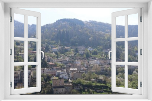 Fototapeta Naklejka Na Ścianę Okno 3D - Maisons et collines autour de Thiers, ville de Thiers, département du Puy de Dome, France