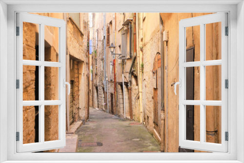 Fototapeta Naklejka Na Ścianę Okno 3D - A narrow alley in the old town from Grasse (city of perfume), France