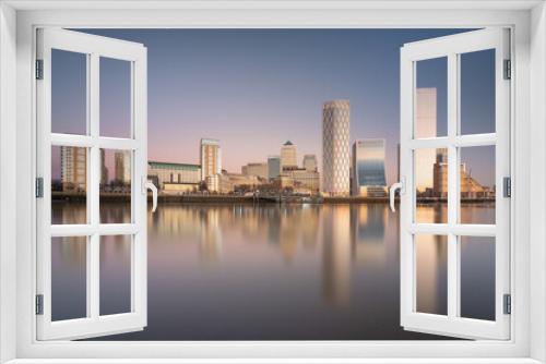 Fototapeta Naklejka Na Ścianę Okno 3D - Canary Wharf at Slack Tide