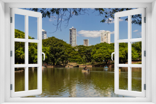 Fototapeta Naklejka Na Ścianę Okno 3D - Detalhe do Lago das Rosas com pedalinhos para as pessoas se divertirem. O Lago das Rosas está localizado em um parque público na cidade de Goiânia em Goiás.