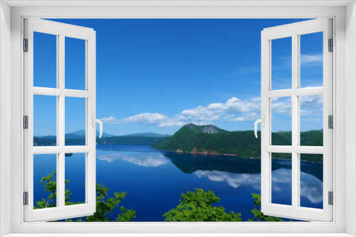 Fototapeta Naklejka Na Ścianę Okno 3D - 阿寒摩周国立公園。空を映す摩周湖。弟子屈、北海道、日本。6月下旬。
