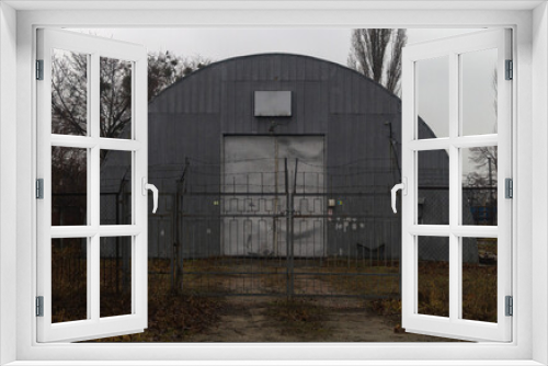 Fototapeta Naklejka Na Ścianę Okno 3D - Gray hangar. The door to the hangar
