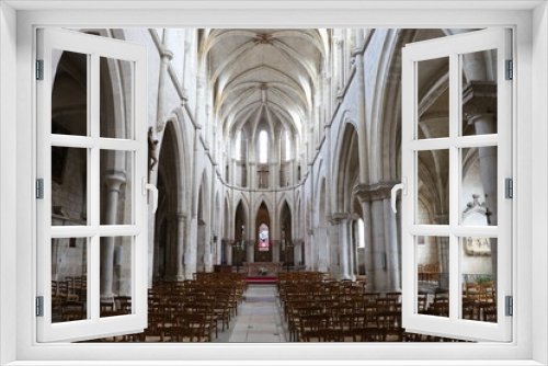 L'église catholique Saint Pierre, intérieur de l'église, ville de Bourges, département du Cher, France