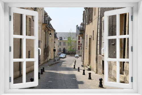 Fototapeta Naklejka Na Ścianę Okno 3D - Vieille rue typique, ville de Bourges, département du Cher, France