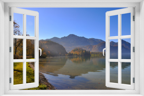 Fototapeta Naklejka Na Ścianę Okno 3D - Herbstlicher Nebel Kochelsee