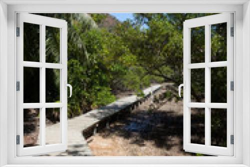 Fototapeta Naklejka Na Ścianę Okno 3D - Chemin de promenade sur l'île Curieuse aux Seychelle