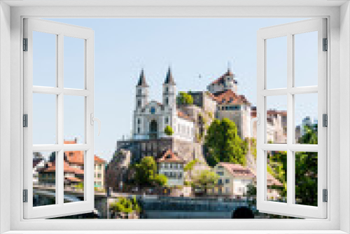 Fototapeta Naklejka Na Ścianę Okno 3D - Aarburg, Kirche, Festung, Aare, Fluss, Altstadt, Altstadthäuser, Flussufer, Uferweg, Brücke, Aargau, Zofingen, Frühling, Sommer, Schweiz