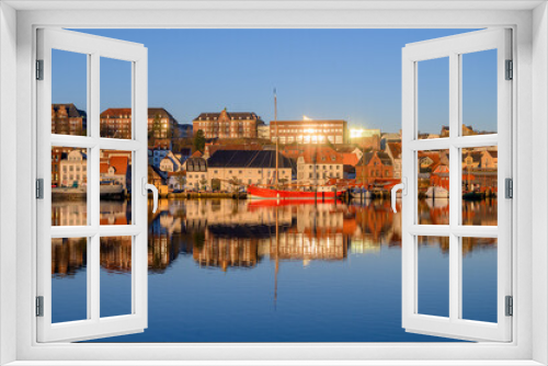 Hafen von Flensburg, früh morgens mit der Dagmar Aaen vor dem Schifffahrtsmuseum