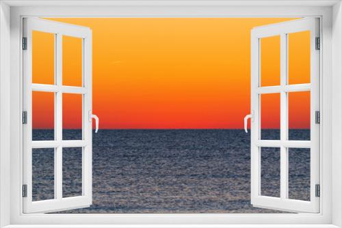 Fototapeta Naklejka Na Ścianę Okno 3D - Skyline over the sea before dawn