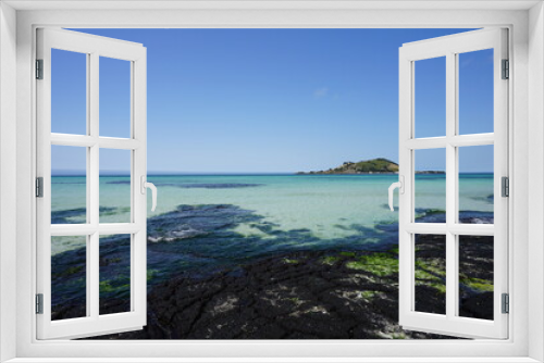 Fototapeta Naklejka Na Ścianę Okno 3D - clear shoaling beach and island