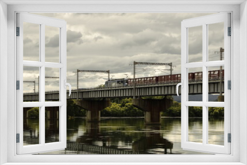 Fototapeta Naklejka Na Ścianę Okno 3D - 	橋を渡る貨物列車