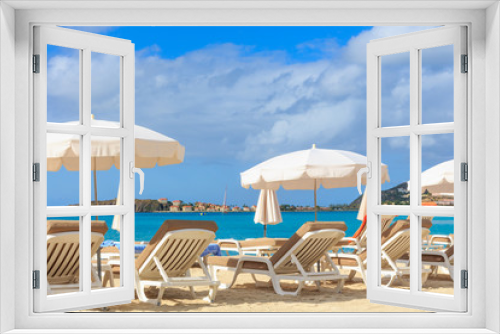 Fototapeta Naklejka Na Ścianę Okno 3D - Beach chairs and parasols on a beach in a tropical paradise