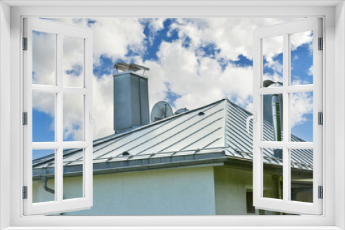Fototapeta Naklejka Na Ścianę Okno 3D - Modernes Stehfalz-Metalldach mit integriertem Dachfenster, Schornstein, Dachrinne und Schneefang