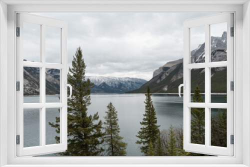 Fototapeta Naklejka Na Ścianę Okno 3D - Beautiful view of one of the many lakes in Banff National Park