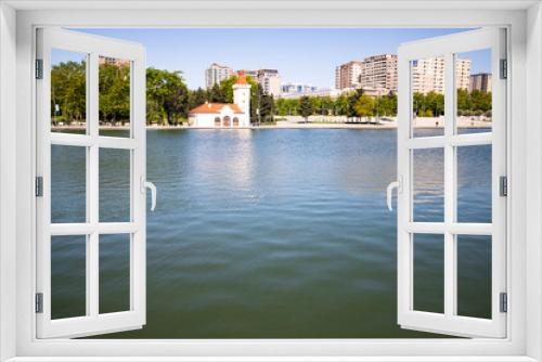 Fototapeta Naklejka Na Ścianę Okno 3D - beautiful viewing lake in the city center